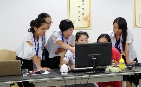  美女們互相交流學習，氣氛有點嚴肅啊
